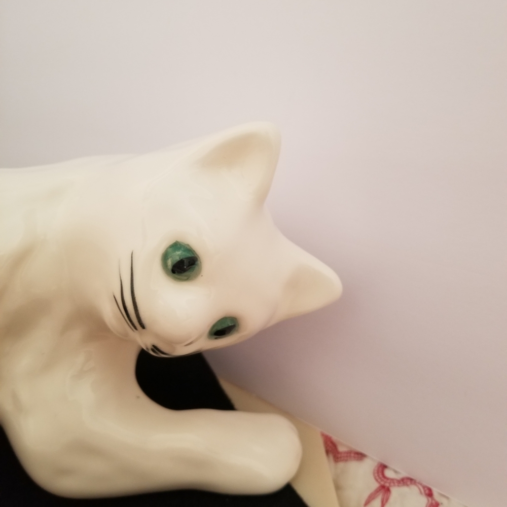 Elegant White Cat Figurine - Picture 3 of 6